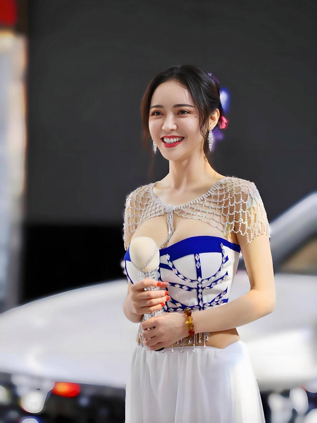魔鬼身材不愧是模特出身！潘春春最惊艳的3部电影这(图2)